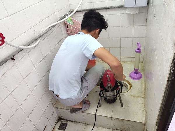 武都管道堵塞冒臭气 专业师傅现场解决问题