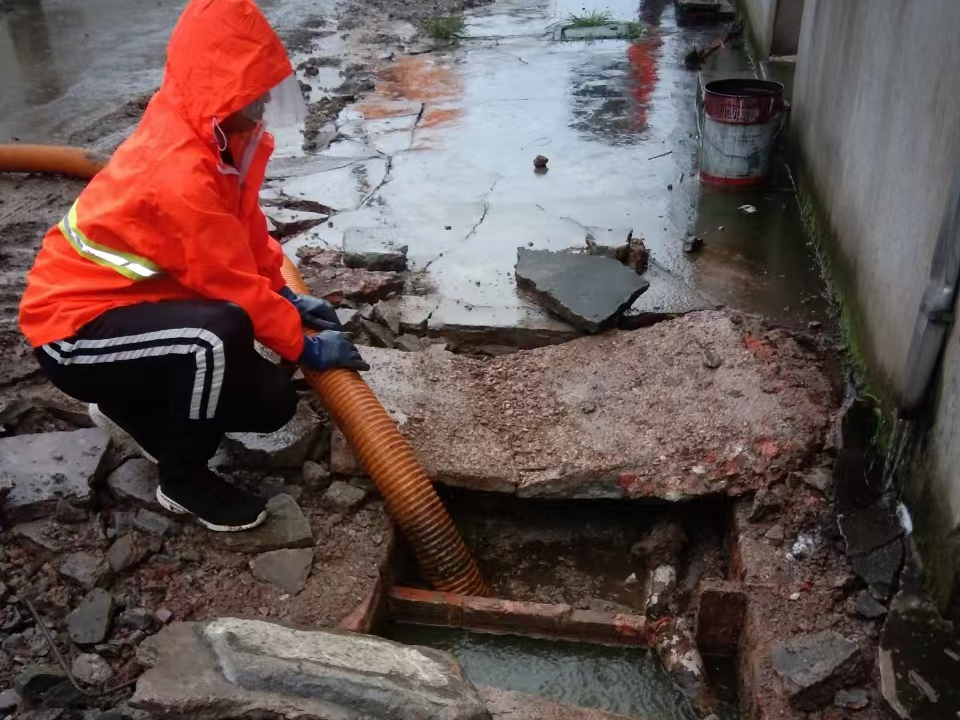 武都专业清理污水池 炜誉市政以规范流程守护城市 “肠道”