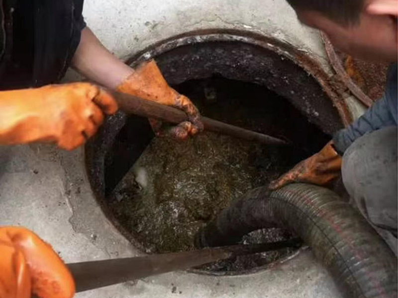 武都清理化粪池时如何避免沼气的危害？